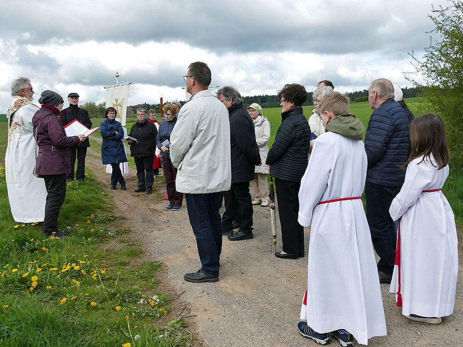 Bittprozession an der Weingartenkapelle (Foto: Karl-Franz Thiede)